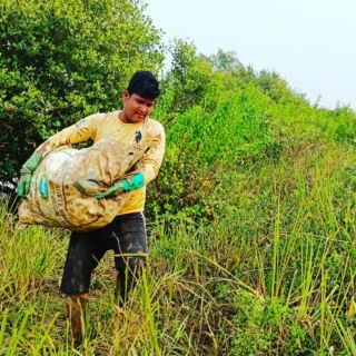 It's a proud moment for us that PM Shri Narendra Modi cited the name of Odia Boy- @RahulMaharana and appreciated his effort for 'plastic-free Beach' in the #MannkiBaat recently. 30kms away from the capital city of Odisha, this 22-year-old disposed of over 1-ton garbage from the Hental Mangrove forest in Astaranga. He has undertaken beach cleaning activities on more than 60 occasions and is also looking for others to join him.

Improper disposal of garbage is the result of our negligence. We should understand the fact that mother earth may suffer its direct burden but its faraway impact will be on us.
So, let's join hands for a clean world.

#Joinhandsforcleanliness #RahulMaharana #lighthouse #BhitarkanikaWildlifeDivision #OdishaForestDepartment #CMOOdisha� #NaveenPatnaik #PMOIndia #MannkiBaat
#MinistryofEnvironmentForestandClimateChange

https://inspiringodisha.com/a-solo-endeavor-for-a-plastic-free-marine-stretch/